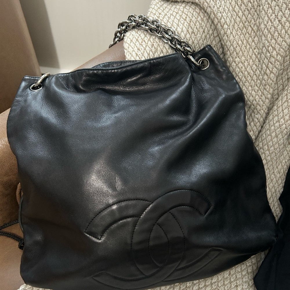 CHANEL Black Smooth Leather Tote with Chain-Detail Strap